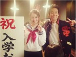 佐々木希、セーラー服姿でピースサイン　「女子高生に見える」と絶賛の声