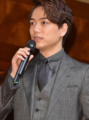 山崎育三郎、日経BP社「2016年ヒット商品ベスト30」発表会に出席