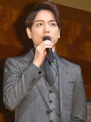 山崎育三郎、日経BP社「2016年ヒット商品ベスト30」発表会に出席