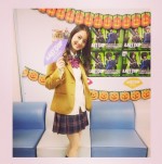 佐々木希、ミニスカ“女子高生”姿に！ 「まだまだ制服いける」と絶賛