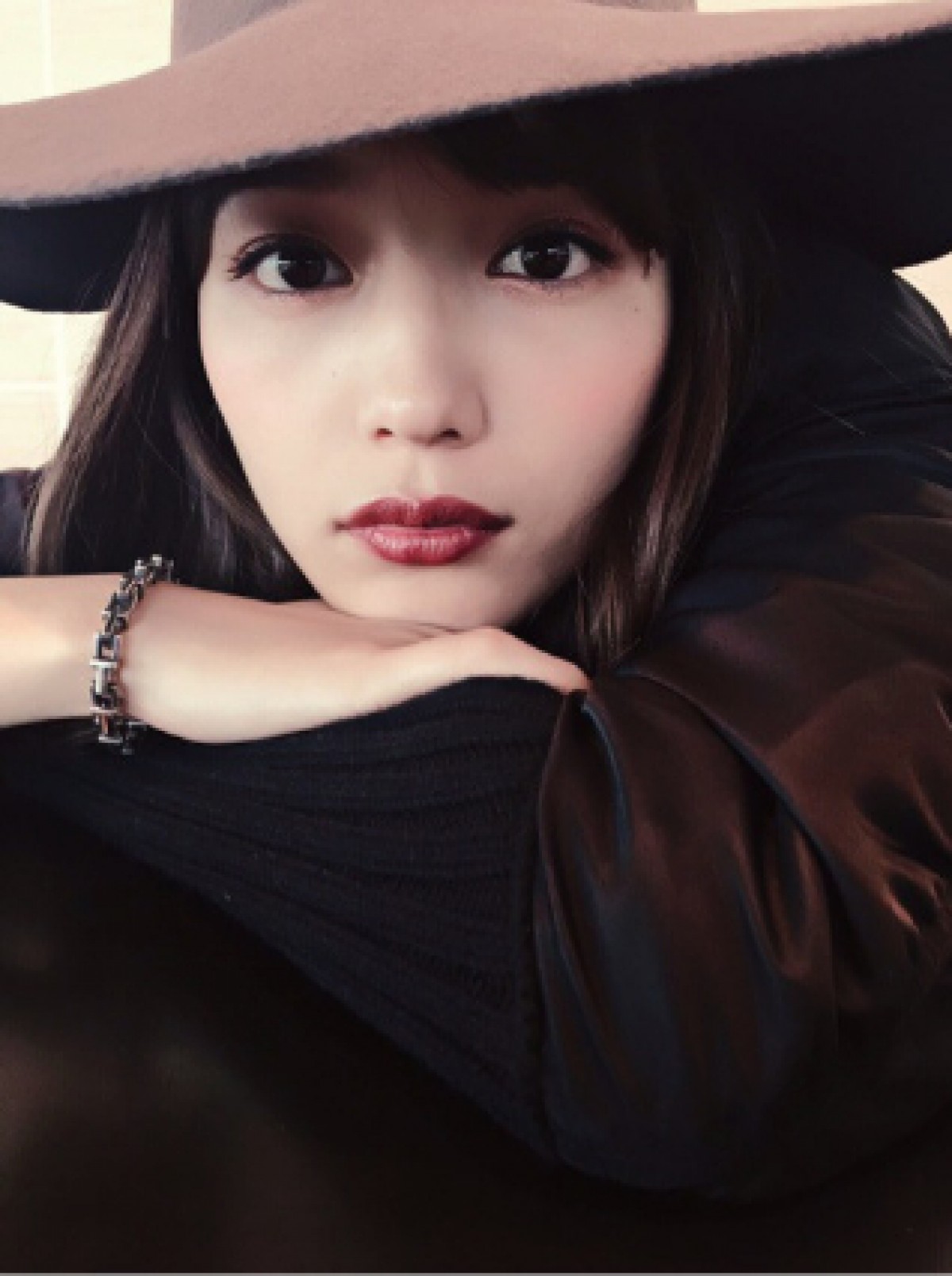川口春奈、大人っぽい装いに反響