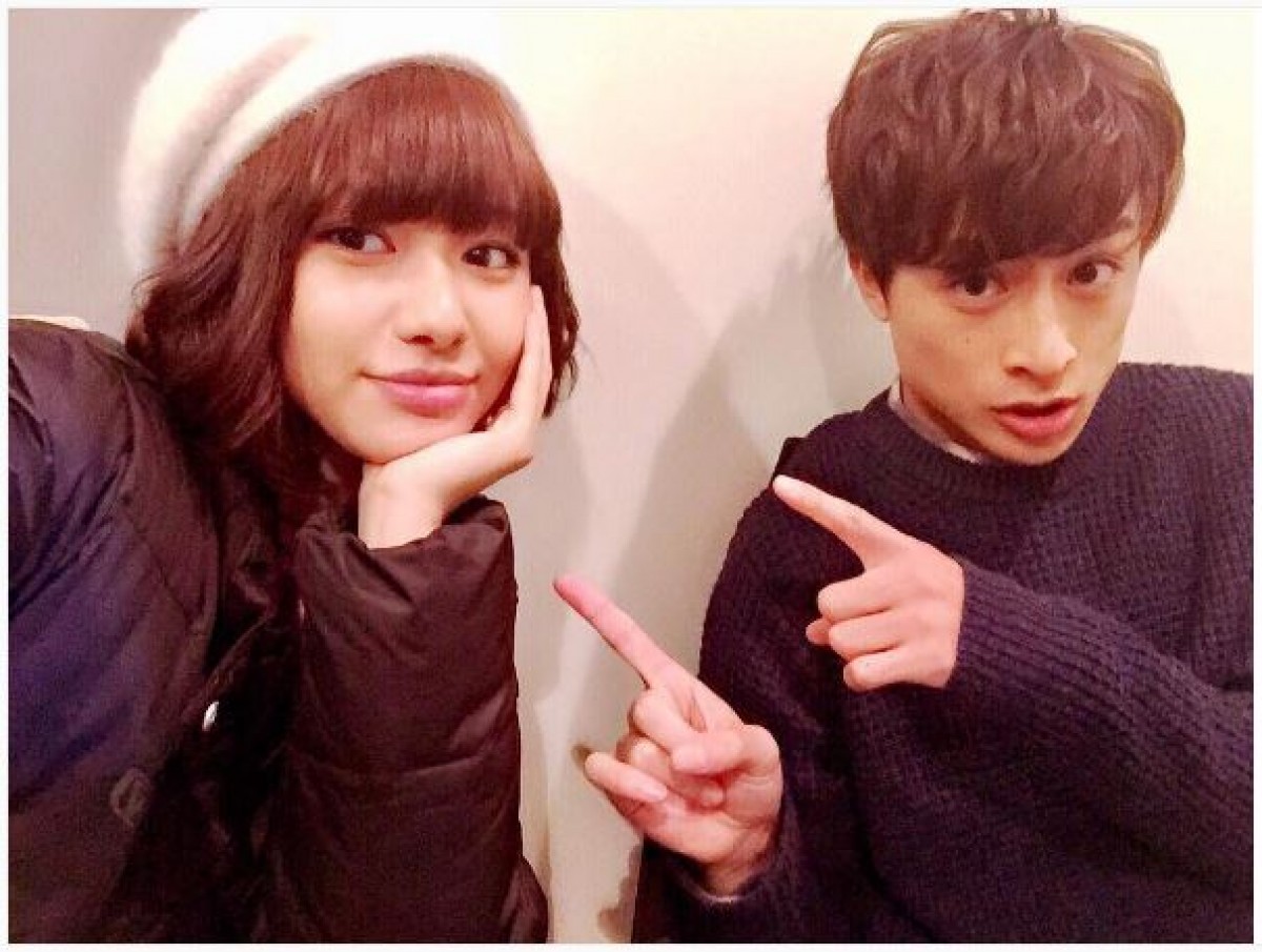 白濱亜嵐、山本舞香にハマり中? 指さし2ショット写真公開