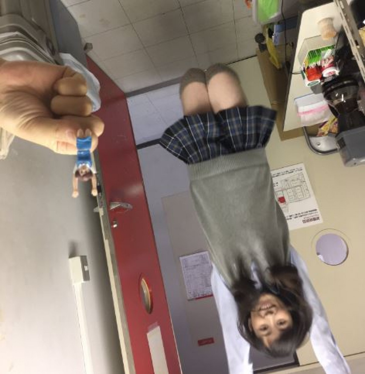 福原遥、フチ子さんポーズで「コップのはるかちゃん」に!