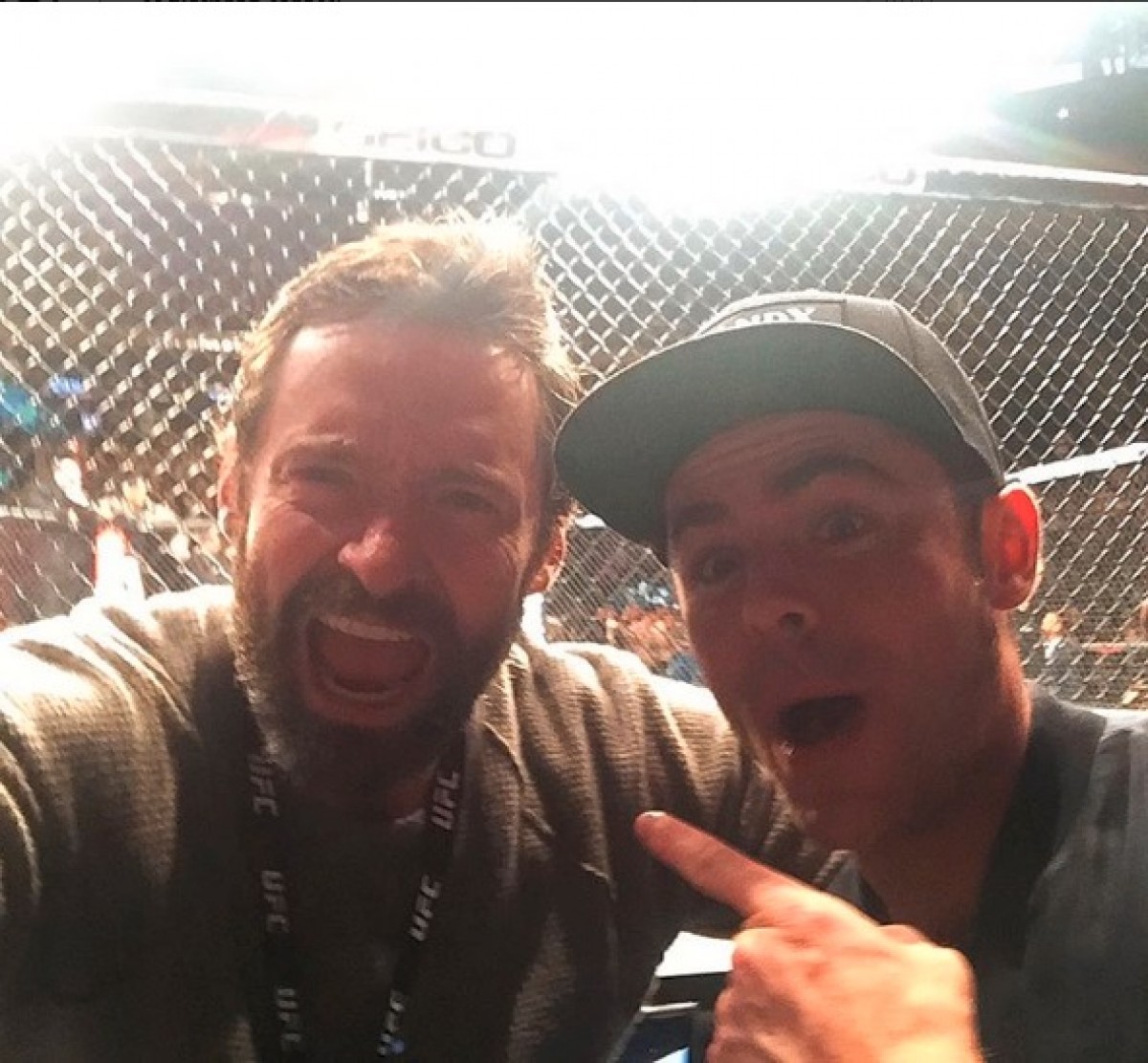 UFCイベントでおどけるヒュー・ジャックマン&ザック・エフロン