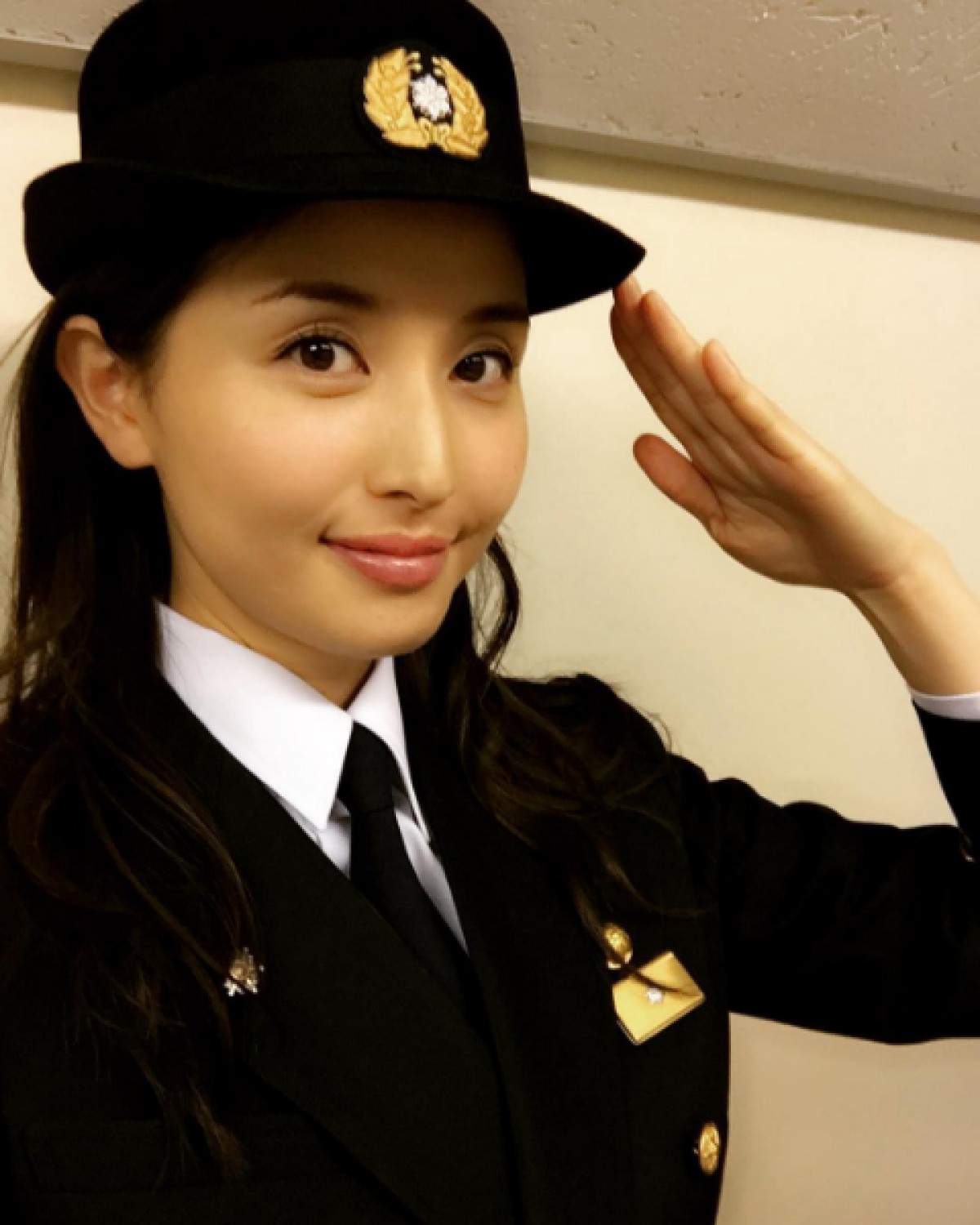 橋本マナミ、制服姿で凛々しく「敬礼!」