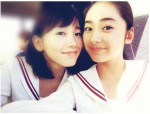 飯豊まりえ＆平祐奈、“密着”制服ショットに「美少女2人」と反響