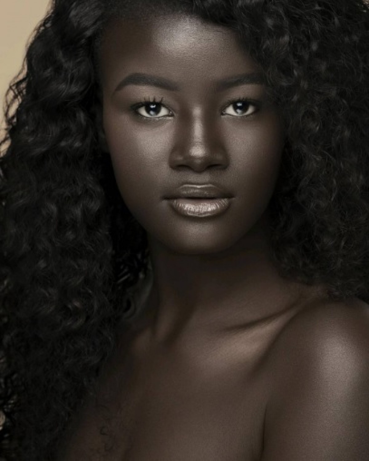 漆黒の肌色でイジメられた少女がモデルに！ インスタでも注目を集める