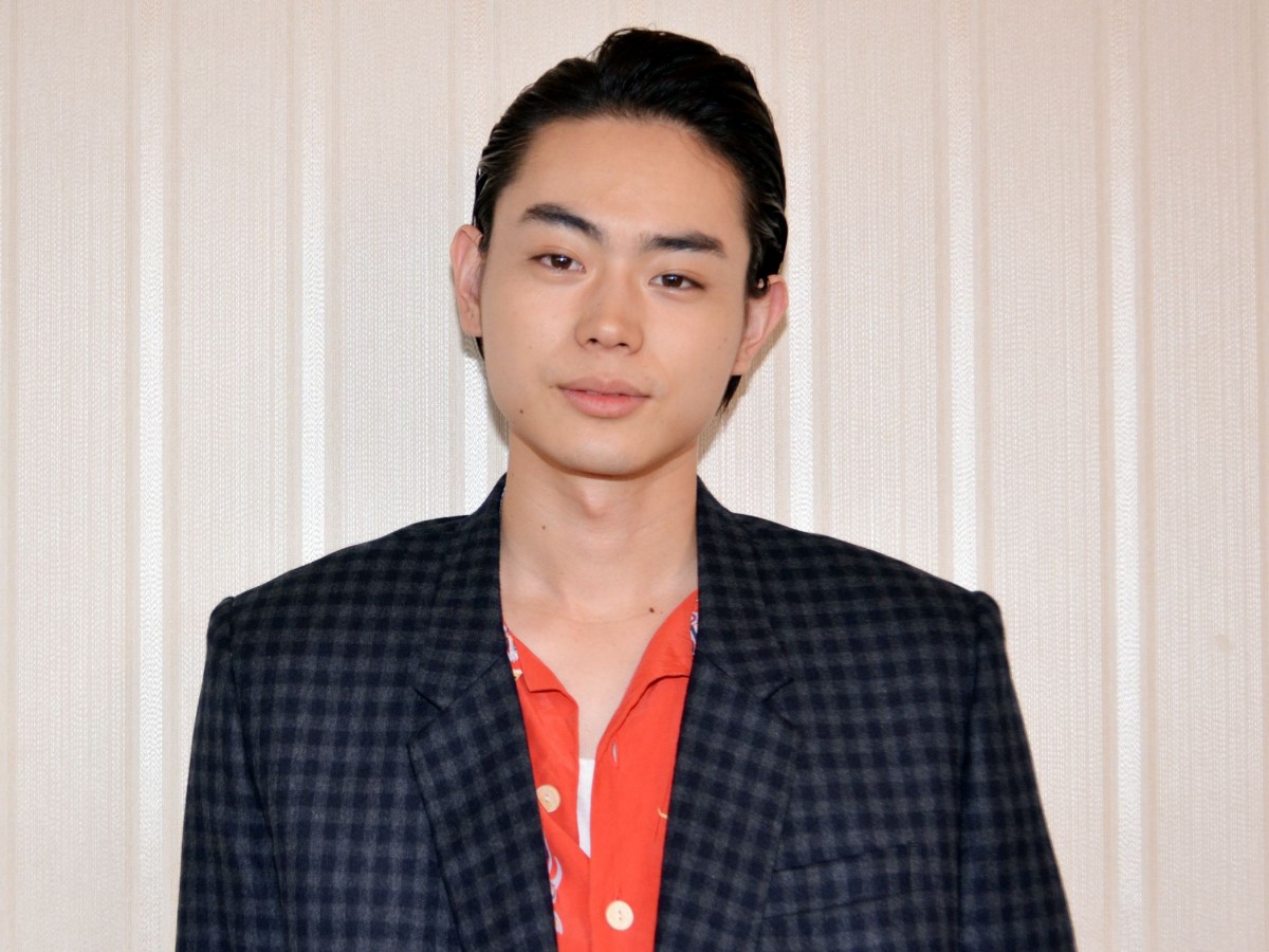 菅田将暉、『地味スゴ』オフショットで“ラッスン”スタイル披露?