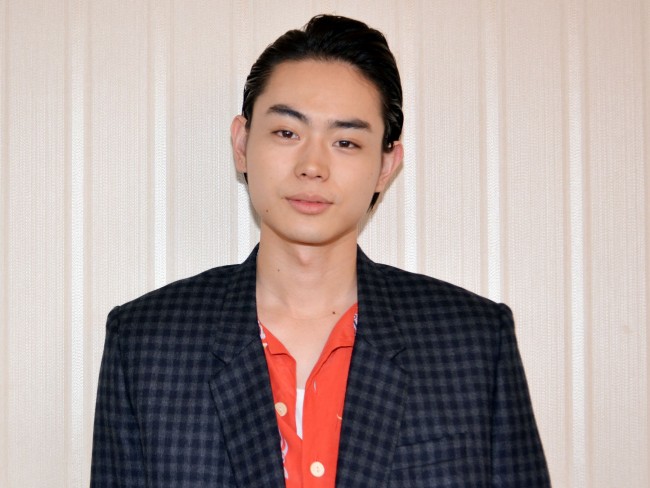 菅田将暉、『地味スゴ』オフショットで“ラッスン”スタイル披露?