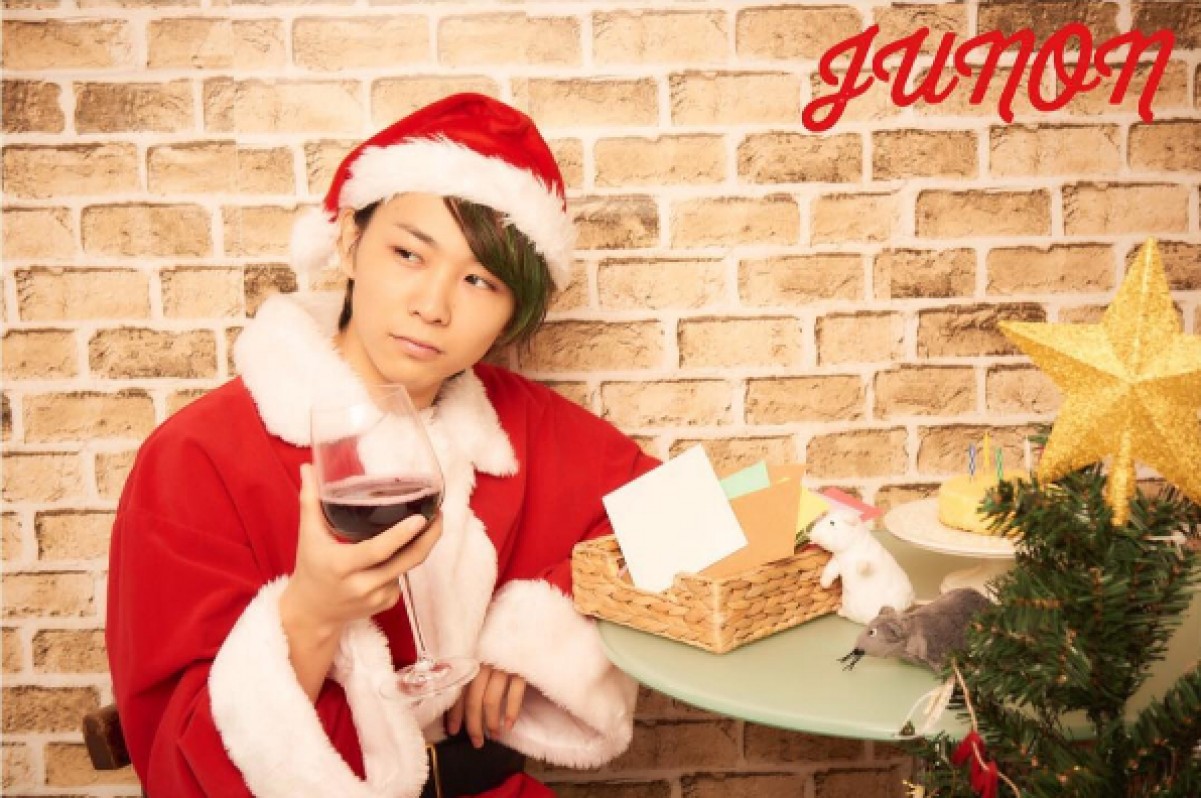須賀健太、ワイン片手にサンタクロース姿に!