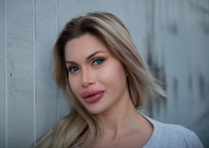 バービーになるため100回以上手術を受けた女性　「花屋になると思っていた」と父