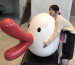 吉岡里帆、初の「チュー顔」公開！ ハチエモンが羨ましい