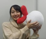 ハチエモンと戯れる吉岡里帆