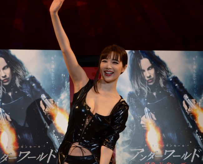 森下悠里、セクシーコスチュームで『アンダーワールド』最新作のイベントに登場