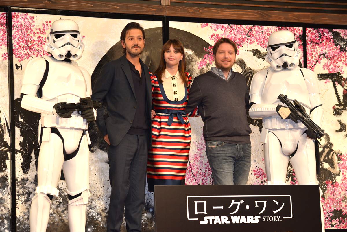 『ローグ・ワン/スター・ウォーズ・ストーリー』アジア最速来日記者会見に出席した、 ディエゴ・ルナ、フェリシティ・ジョーンズ、ギャレス・エドワーズ監督