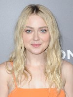 ダコタ・ファニングに新恋人出現か　謎の男性と手繋ぎデート