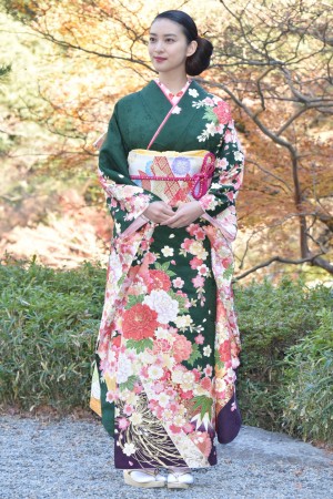 「2017年オスカープロモーション晴れ着撮影会」に出席した、武井咲