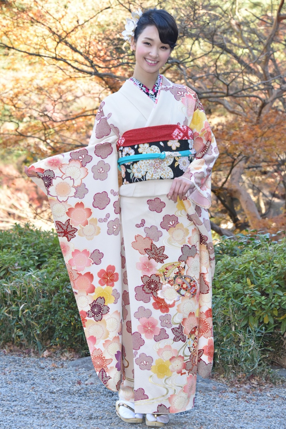 武井咲、“超艶やか”晴れ着撮影会で藤田ニコルと初対面「同じ事務所だったんだ！」
