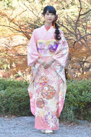 「2017年オスカープロモーション晴れ着撮影会」に出席した、高橋ひかる