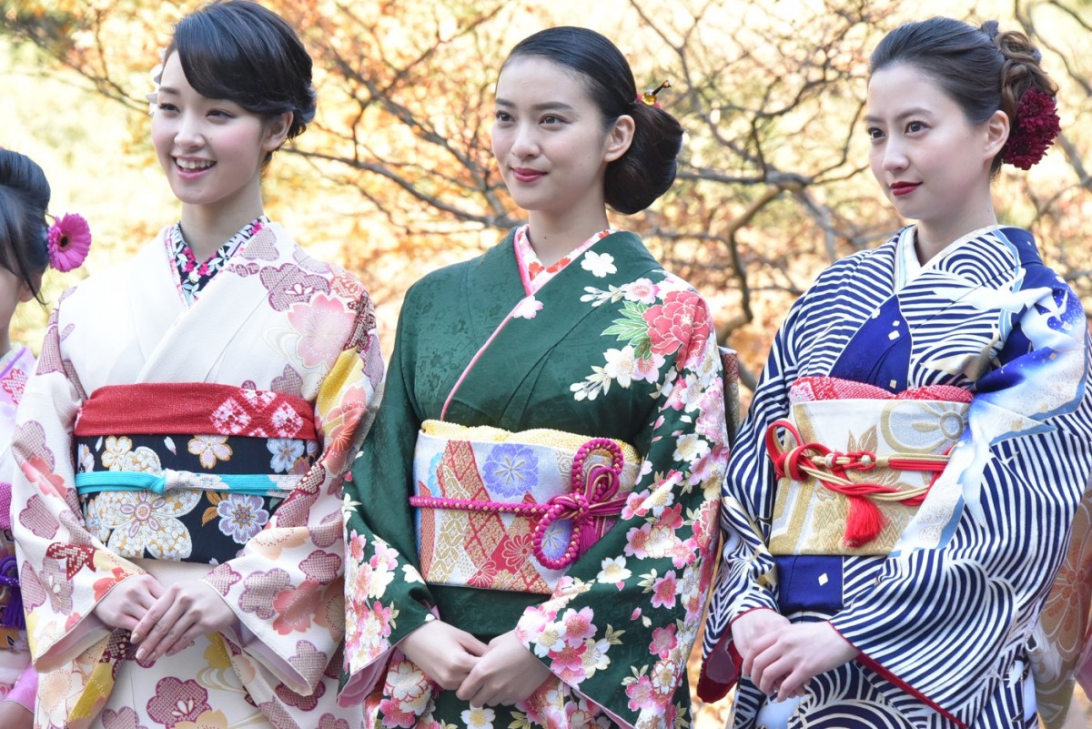武井咲、“超艶やか”晴れ着撮影会で藤田ニコルと初対面「同じ事務所だったんだ！」