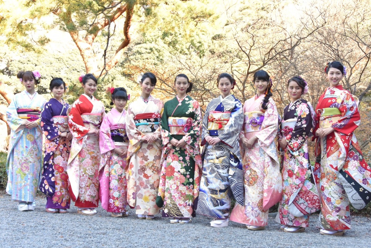 武井咲、“超艶やか”晴れ着撮影会で藤田ニコルと初対面「同じ事務所だったんだ！」