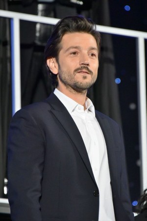 『ローグ・ワン』レッドカーペット・イベントに登場したディエゴ・ルナ