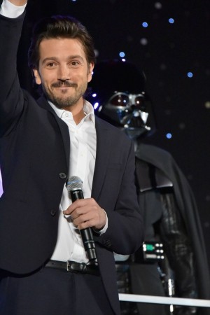 『ローグ・ワン』レッドカーペット・イベントに登場したディエゴ・ルナ