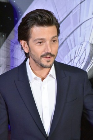 『ローグ・ワン』レッドカーペット・イベントに登場したディエゴ・ルナ