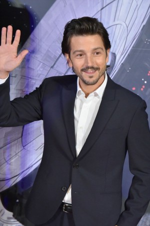 『ローグ・ワン』レッドカーペット・イベントに登場したディエゴ・ルナ
