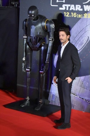 『ローグ・ワン』レッドカーペット・イベントに登場したディエゴ・ルナ