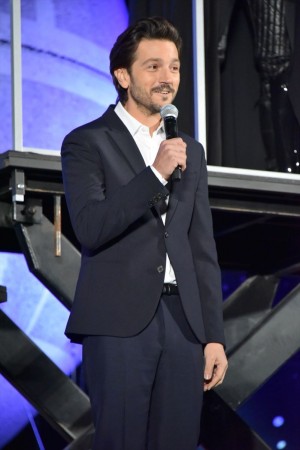 『ローグ・ワン』レッドカーペット・イベントに登場したディエゴ・ルナ