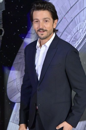 『ローグ・ワン』レッドカーペット・イベントに登場したディエゴ・ルナ