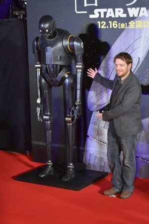『ローグ・ワン』レッドカーペット・イベントに登場したギャレス・エドワーズ監督