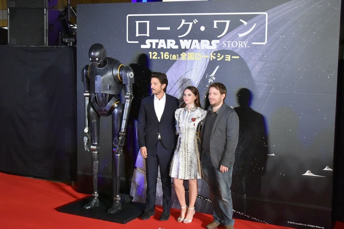 ダース・ベイダーに「“呼吸音”やめてくれない？」、イケメン将校がいちゃもん