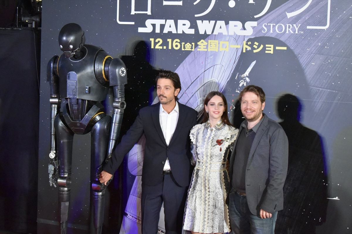 ダース・ベイダーに「“呼吸音”やめてくれない？」、イケメン将校がいちゃもん