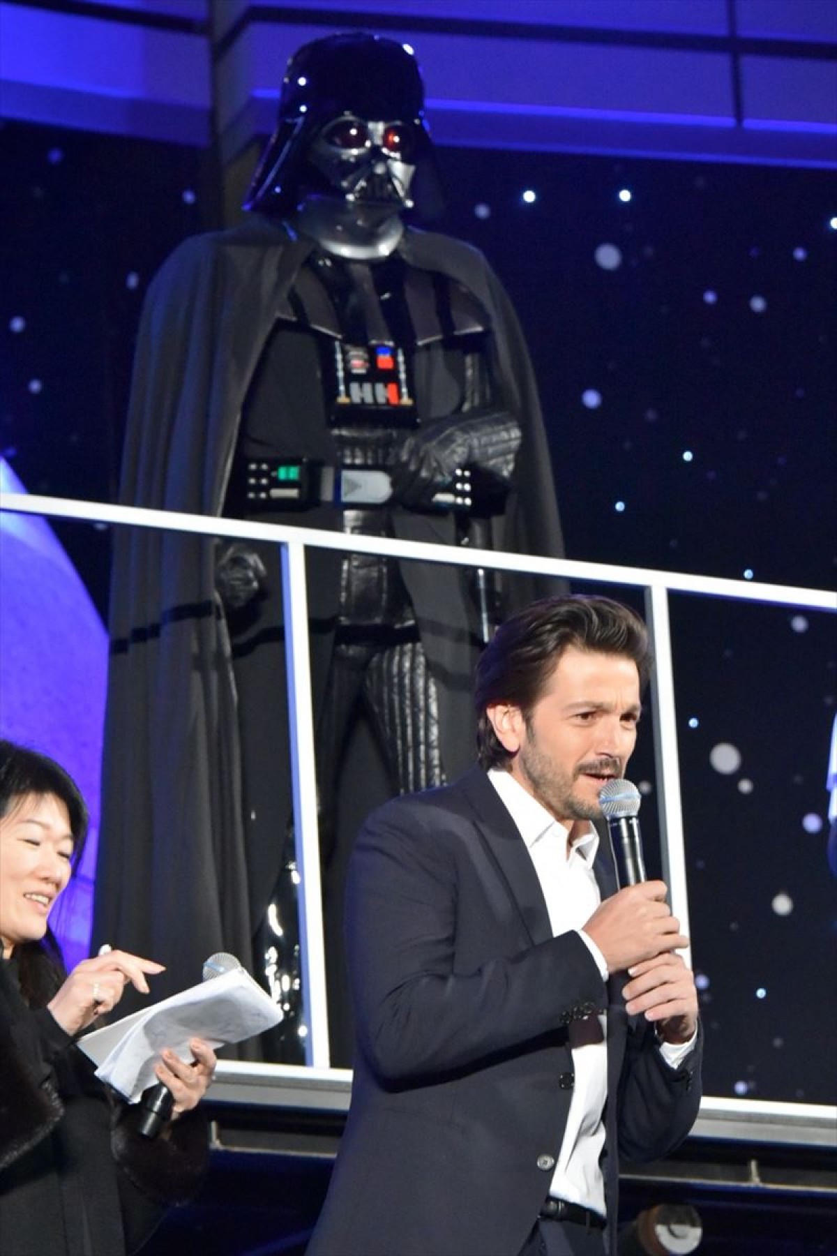 ダース・ベイダーに「“呼吸音”やめてくれない？」、イケメン将校がいちゃもん