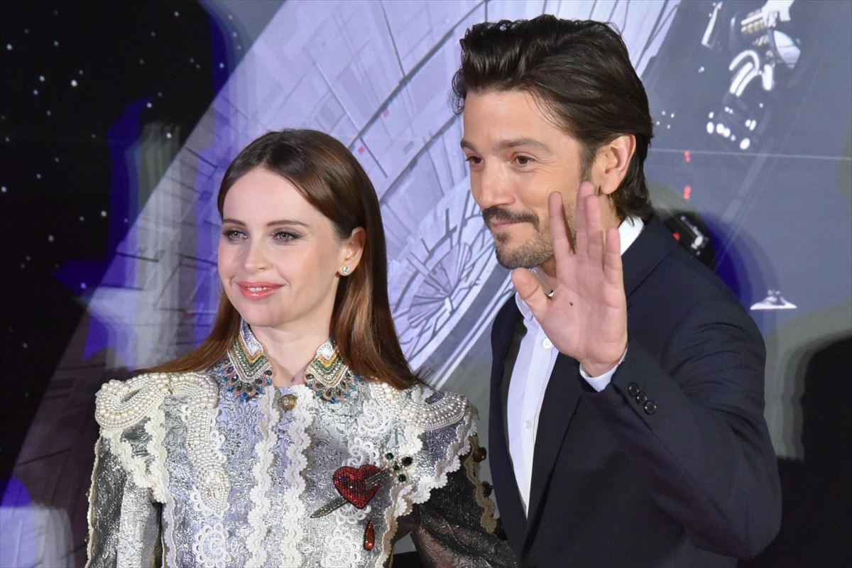 ダース・ベイダーに「“呼吸音”やめてくれない？」、イケメン将校がいちゃもん