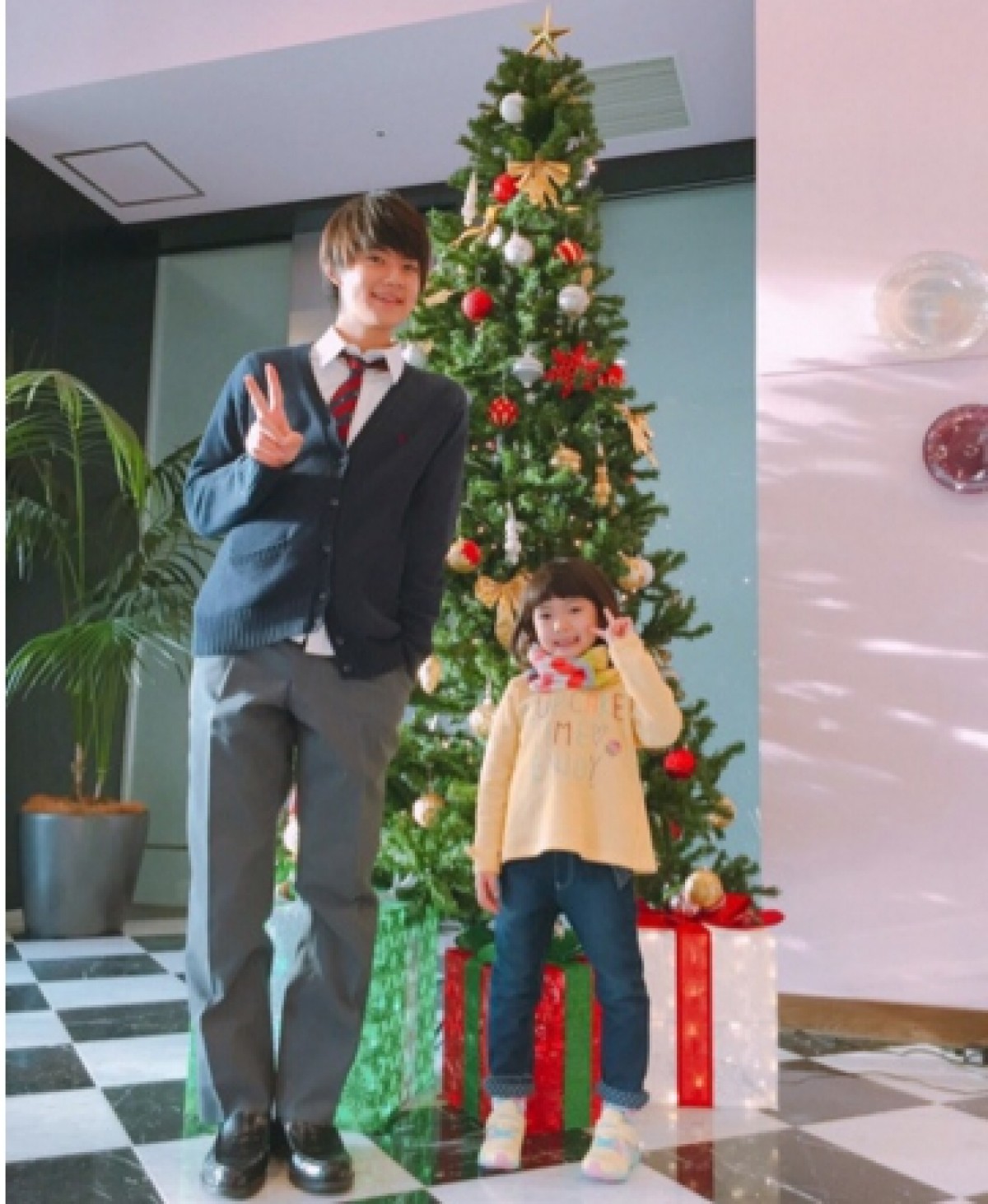 『砂の塔』佐野勇斗&稲垣来泉、クリスマスツリーの前で兄妹ツーショット!にて