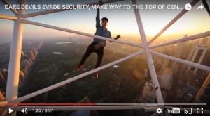 絶景だけどコワすぎる！　NY超高所で片手宙ぶらりんの10代男性