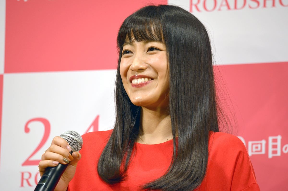 坂口健太郎、交際報道後初の公の場に登場　「恋をしてほしい」とニッコリ