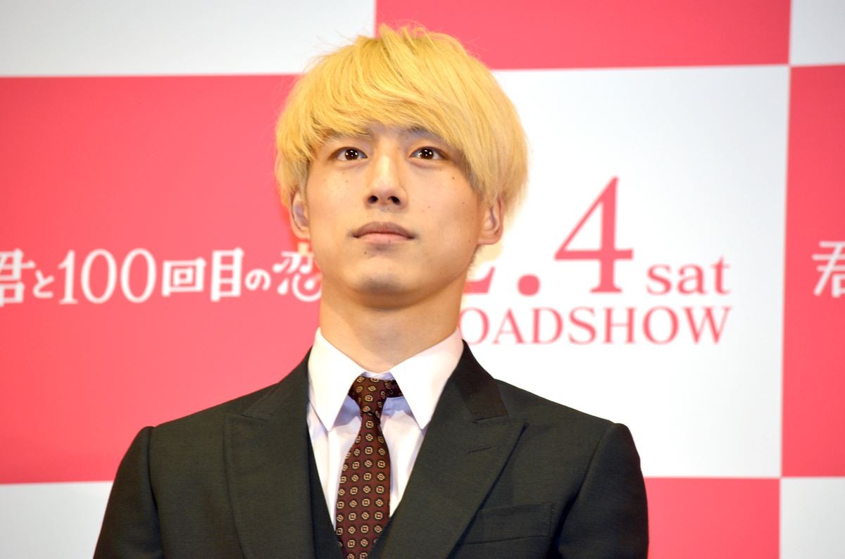 坂口健太郎、交際報道後初の公の場に登場　「恋をしてほしい」とニッコリ