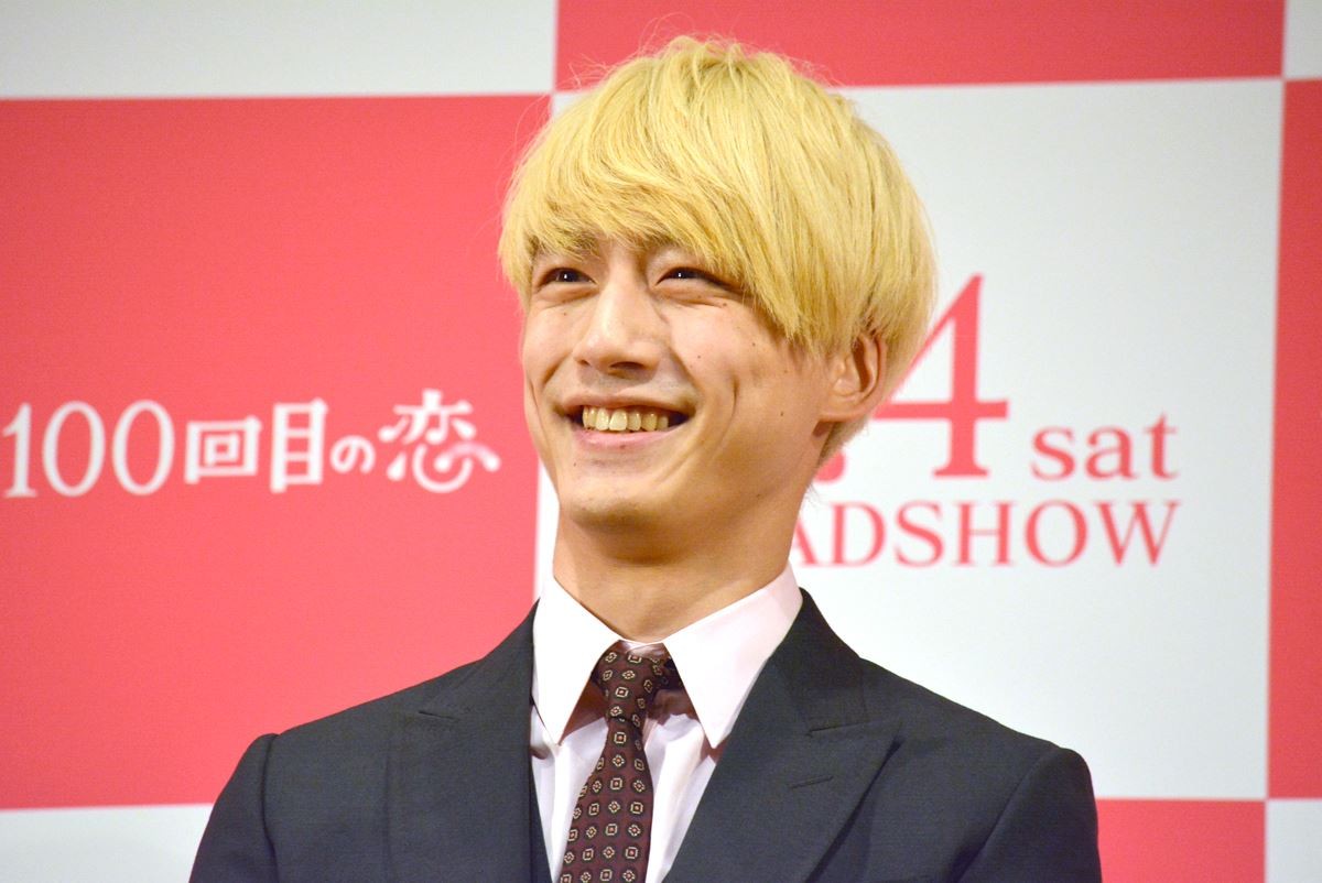 坂口健太郎、交際報道後初の公の場に登場　「恋をしてほしい」とニッコリ