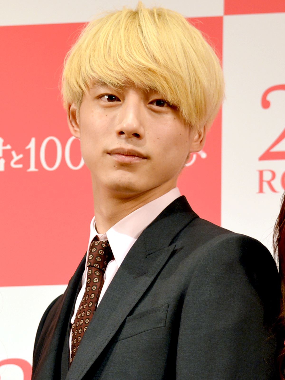 坂口健太郎、交際報道後初の公の場に登場　「恋をしてほしい」とニッコリ