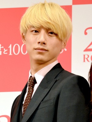 『君と100回目の恋』完成披露舞台挨拶に出席した、坂口健太郎