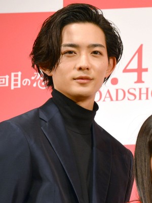 『君と100回目の恋』完成披露舞台挨拶に出席した、竜星涼