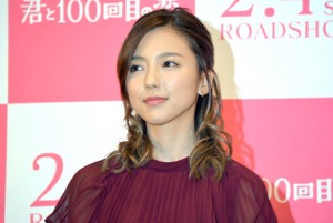 『君と100回目の恋』完成披露舞台挨拶に出席した、真野恵里菜