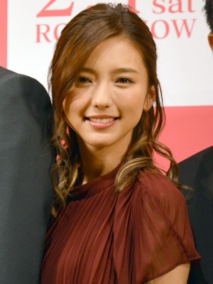 『君と100回目の恋』完成披露舞台挨拶に出席した、真野恵里菜