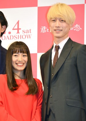 『君と100回目の恋』完成披露舞台挨拶に出席した、miwa、坂口健太郎