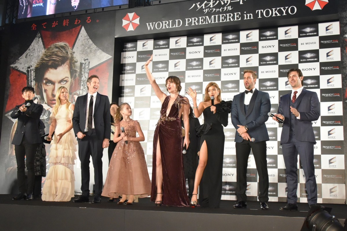 ローラ＆ミラ・ジョヴォヴィッチ、大胆スリットで美の共演！ 美脚に注目