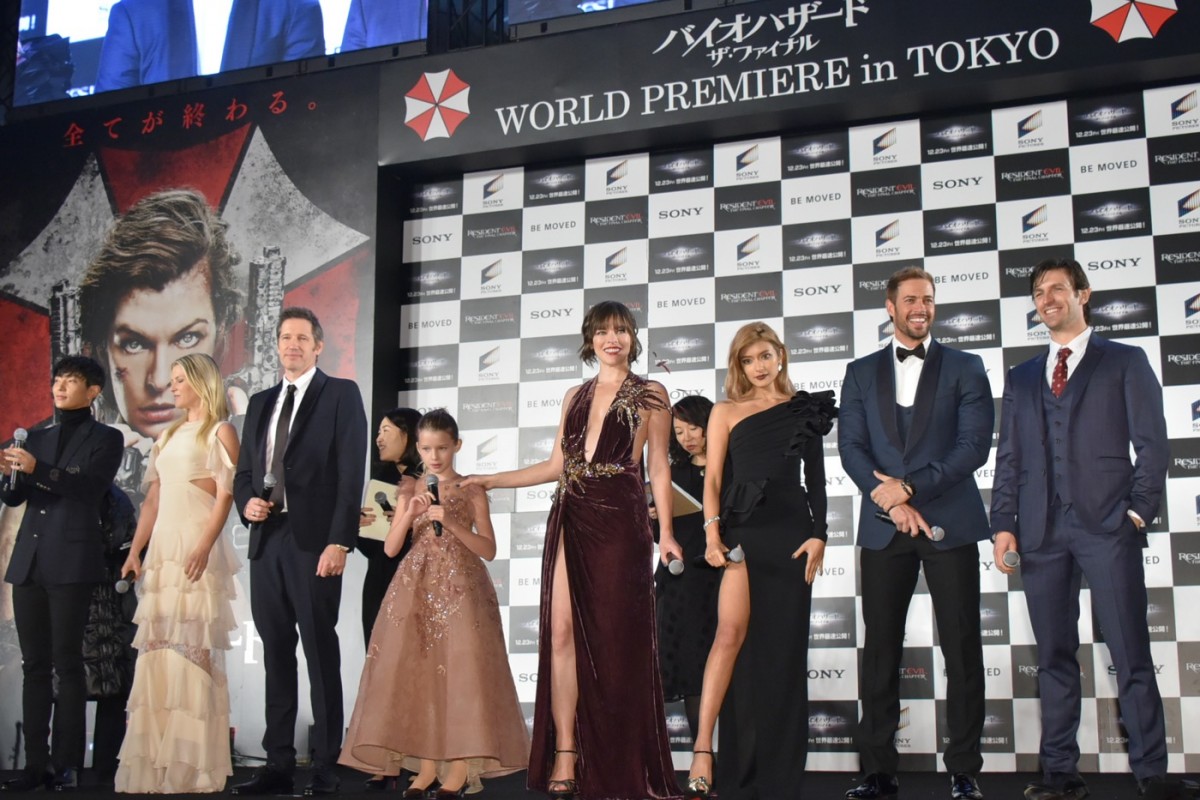 ローラ＆ミラ・ジョヴォヴィッチ、大胆スリットで美の共演！ 美脚に注目